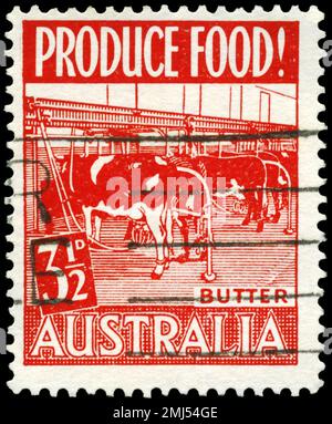 AUSTRALIEN - CIRCA 1953: Ein in AUSTRALIEN gedruckter Stempel zeigt die moderne Molkerei, die um 1953 herausgegeben wurde, um die Lebensmittelproduktion zu fördern Stockfoto