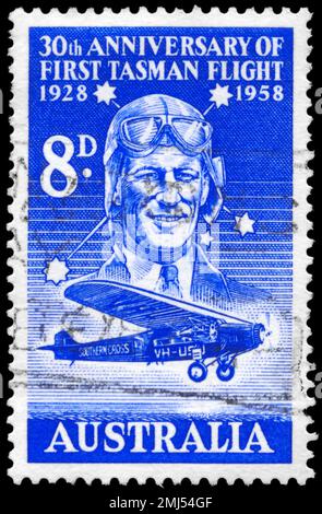 AUSTRALIEN - CIRCA 1958: Ein in AUSTRALIEN gedruckter Stempel zeigt Sir Charles Kingsford-Smith (1897-1935) und „Southern Cross“, 1. Flugüberquerung des T Stockfoto