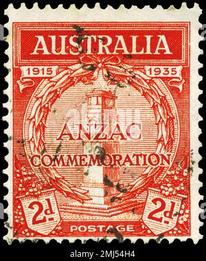 AUSTRALIEN - CIRCA 1935: Ein in AUSTRALIEN gedruckter Stempel zeigt das Cenotaph in Whitehall, London, Anzacs Landung in Gallipoli, 20. Jahre, circa 19 Stockfoto