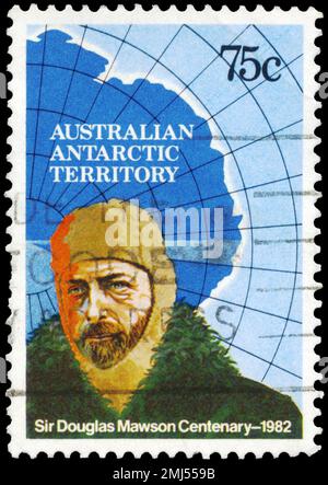 AUSTRALIEN - CA. 1982: Ein in AUSTRALIEN gedruckter Stempel zeigt den Sir Douglas Mawson (1882-1958), 100 Jahre alt, ca. 1982 Jahre alt Stockfoto