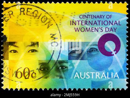 AUSTRALIEN - CA. 2011: Ein in AUSTRALIEN gedruckter Stempel zeigt die weiblichen Augen, hundertjähriger internationaler Frauentag, ca. 2011 Stockfoto