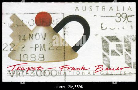 AUSTRALIEN - CA. 1988: Ein in AUSTRALIEN gedruckter Stempel zeigt den Teekessel von Frank Bauer, Kunstsammlung in der National Gallery, Serie, ca. 1988 Stockfoto