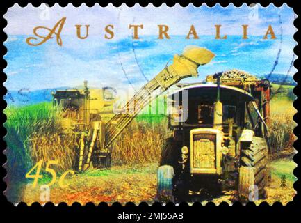 AUSTRALIEN - CA. 1998: Ein in AUSTRALIEN gedruckter Stempel zeigt die Zuckerrohrernte, landwirtschaftliche Serie, ca. 1998 Stockfoto