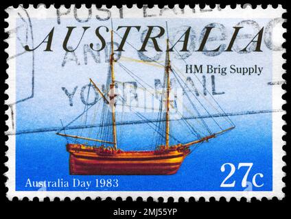 AUSTRALIEN - CA. 1983: Ein in AUSTRALIEN gedruckter Stempel zeigt die HM Brig Supply, Australia Day Series, ca. 1983 Stockfoto