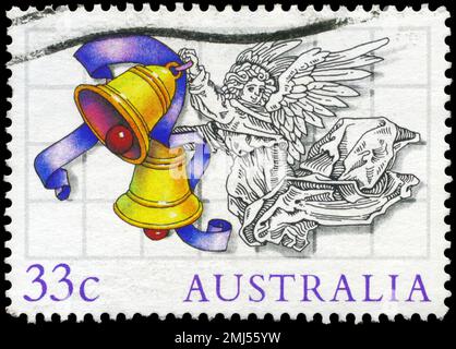 AUSTRALIEN - CA. 1985: Ein in AUSTRALIEN gedruckter Stempel zeigt den Engel mit Glocken, Weihnachtsserie, ca. 1985 Stockfoto