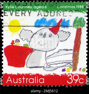 AUSTRALIEN - CIRCA 1988: Ein in AUSTRALIEN gedruckter Stempel zeigt den Koala mit Weihnachtsmannmütze von Kylie Courtney, 6 Jahre alt, Gewinner des Children's Design Contest Stockfoto