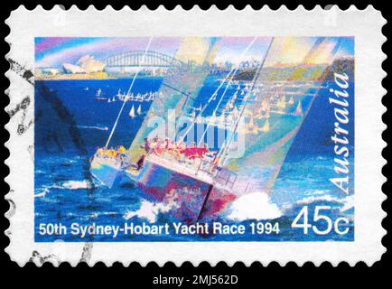 AUSTRALIEN - CIRCA 1994: Ein in AUSTRALIEN gedruckter Stempel zeigt die Jachten, das Sydney Opera House, die Harbor Bridge, die Sydney-Hobart Yacht Race Serie 50., Stockfoto