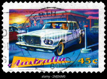 AUSTRALIEN - CA. 1997: Ein in AUSTRALIEN gedruckter Stempel zeigt die Chrysler Valiant R-Serie, 1962, Classic Cars-Serie, ca. 1997 Stockfoto