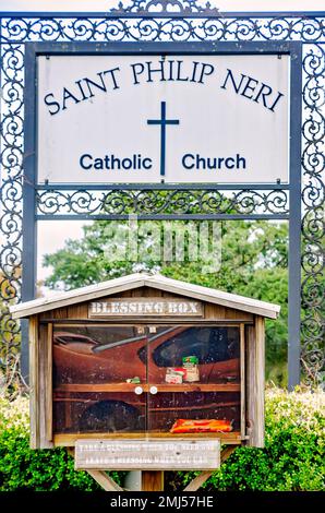 Ein Segen ist in der katholischen Kirche St. Philip Neri am 1. Januar 2023 in Theodore, Alabama, abgebildet. Segen sind freie Gemeinschaftsbereiche. Stockfoto