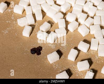 Raffinierter Zuckerersatz für gesunde süße Rosinen, getrocknete Früchte. Hochwertiges Foto Stockfoto