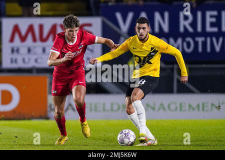 BREDA, NIEDERLANDE - JANUAR 27: Lewis Schouten von Jong AZ, Sabir Agougil von NAC Breda während des niederländischen Keukenkampioendivisie-Spiels zwischen NAC Breda und Jong AZ im Rat Verlegh Stadion am 27. Januar 2023 in Breda, Niederlande (Foto von Joris Verwijst/Orange Pictures) Stockfoto