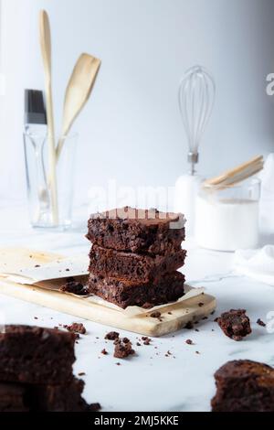 Gesalzener Karamell-Schokoladen-Brownie mit weißem Hintergrund Stockfoto