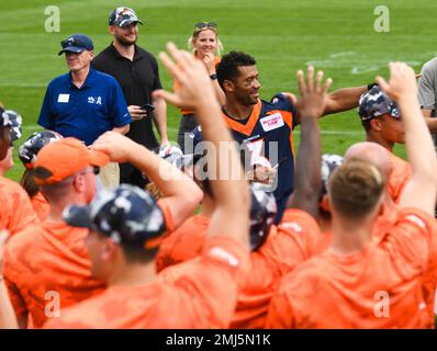 Russell Wilson, Quarterback für die Denver Broncos, leitet während des Salute to Service Boot Camps im UCHealth Training Center in Englewood, Colorado, 25. August 2022 die Einsatzkräfte zum Feld. Wilson veranstaltete einen Wettkampf, um die Crossbar zu erreichen, mit den Mitgliedern des Dienstes. Stockfoto