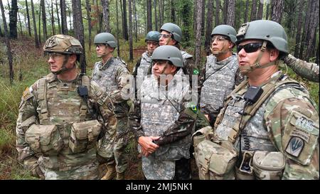 General Estevam CALs Theophilo, Front Center, Commander des Landeinsatzkommandos der brasilianischen Armee, beobachtet, wie seine Soldaten an einer Blankofeuerprobe als Teil einer bilateralen Ausbildung im Joint Readiness Training Center in Fort Polk, La, teilnehmen. Brasilianische Soldaten des 5. Leichten Infanterie-Bataillons (Air Mobile), integriert in das 2. Bataillon, das 506. Infanterie-Regiment (White Currahee), die 101. Airborne Division (Air Assault) als Teil von Rotation 22-09, um taktische Infanterieeinsätze durchzuführen, Interoperabilität auszuüben und ihre Fähigkeit zur Planung und Durchführung komplexer Manöver zu stärken. (Foto b Stockfoto