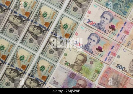 Dollars und ukrainische Hrywna liegen auf weißem Hintergrund, Wirtschaft und Wirtschaft als Hintergrund Stockfoto