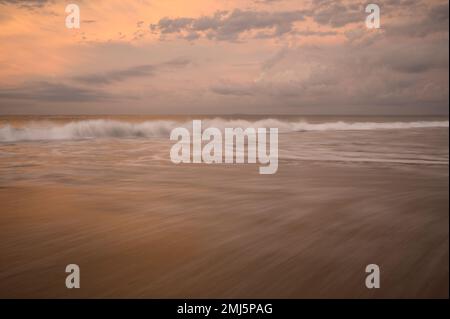 Sonnenaufgang auf destiladeras Beach in Punta De Mita an der Riviera Nayarit Küste von Mexiko. Stockfoto