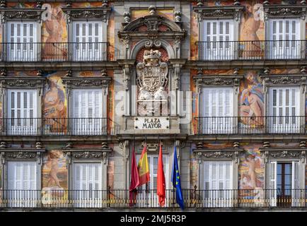 Wandgemälde und architektonische Details zum Gebäude an der Plaza Mayor in Madrid Centro, Spanien. Stockfoto