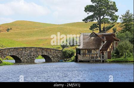 Doppelbogenbrücke und Mühlenhaus - Hobbiton - Matamata, Neuseeland Stockfoto