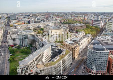 Berlin September 2019: Blick auf einen Wolkenkratzer in Berlin Mitte Stockfoto