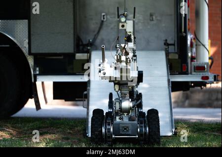 USA Flugzeuge von der 375. Geschwader-Sprengstoffbeseitigung, bedienen einen Roboter während einer Übung auf der Scott Air Force Base, Illinois, 25. August 2022. Die Agentur Scott AFB hat sich gemeinsam bemüht, die Effizienz bei der Entsorgung verdächtiger Pakete zu erhöhen und die Sicherheit des Personals zu gewährleisten. Stockfoto