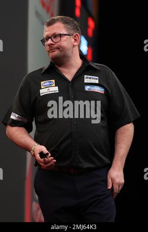 Marshall Arena, Milton Keynes, Großbritannien. 27. Januar 2023. 2023 PDC Cazoo Masters Day 1; James Wade während seines Spiels mit Callan Rydz Credit: Action Plus Sports/Alamy Live News Stockfoto