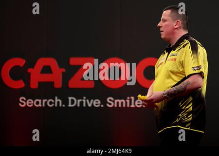 Marshall Arena, Milton Keynes, Großbritannien. 27. Januar 2023. 2023 PDC Cazoo Masters Day 1; Dave Chisnall während seines Spiels mit Ryan Searle Credit: Action Plus Sports/Alamy Live News Stockfoto