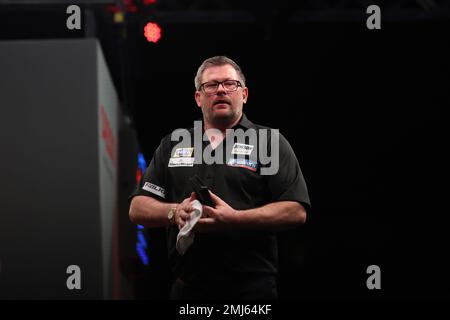 Marshall Arena, Milton Keynes, Großbritannien. 27. Januar 2023. 2023 PDC Cazoo Masters Day 1; James Wade während seines Spiels mit Callan Rydz Credit: Action Plus Sports/Alamy Live News Stockfoto