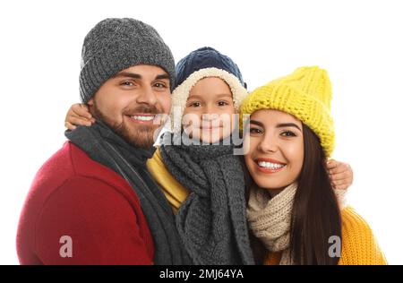 Glückliche Familie in warmen Kleidern auf weißem Hintergrund. Winterurlaub Stockfoto