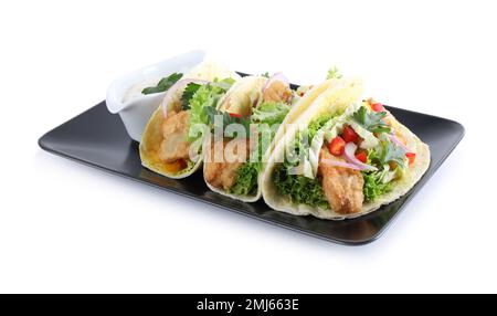 Leckere Fisch-Tacos mit Sauce, isoliert auf Weiß Stockfoto