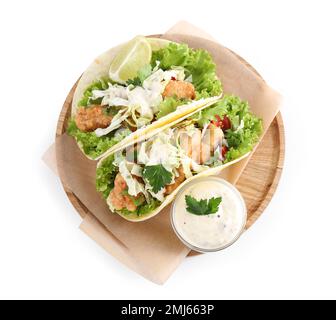 Leckere Fisch-Tacos mit Sauce isoliert auf weiß, Draufsicht Stockfoto