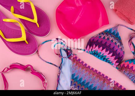 Flach liegendes Design mit Badeaccessoires auf pinkfarbenem Hintergrund Stockfoto