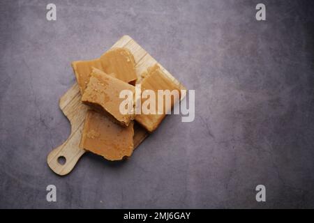 Gezackter traditioneller Rohrzucker-Würfel auf dem Tisch Stockfoto