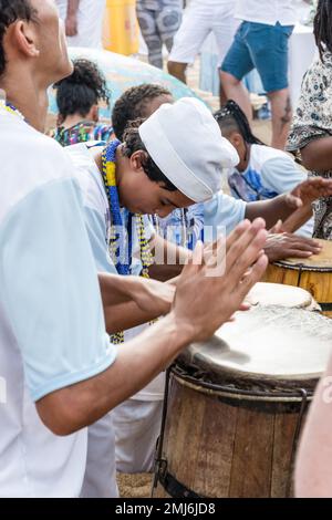 Salvador, Bahia, Brasilien - 02. Februar 2017: Candomble-Fans spielen Perkussion während des Iemanja Festivals in Salvador, Bahia. Stockfoto