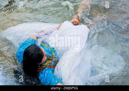 Salvador, Bahia, Brasilien - 02. Februar 2017: Frauen baden im Meer während der Party zu Ehren von Iemanja. Salvador, Bahia. Stockfoto