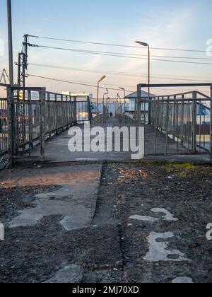 Auf der alten Stahlbetonbrücke. Struktur muss repariert werden. Hafengebiet Stockfoto