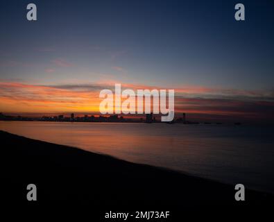 Batumi bei Sonnenuntergang. Sehenswürdigkeiten von Georgia am Abend. Roter Sonnenuntergang. Blick auf die moderne Stadt aus der Ferne. Stadt am Meer. Stockfoto