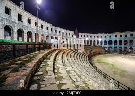 Bürger bei einem Besuch der Arena Pula am 18. Abend des Museums in Pula, Kroatien am 27. Januar 2023. Der Museumsabend findet jedes Jahr in Kroatien statt, und viele Museen bieten den Bürgern freien Eintritt. Foto: Srecko Niketic/PIXSELL Stockfoto