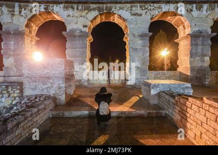 Bürger bei einem Besuch der Arena Pula am 18. Abend des Museums in Pula, Kroatien am 27. Januar 2023. Der Museumsabend findet jedes Jahr in Kroatien statt, und viele Museen bieten den Bürgern freien Eintritt. Foto: Srecko Niketic/PIXSELL Stockfoto