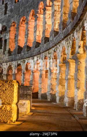 Bürger bei einem Besuch der Arena Pula am 18. Abend des Museums in Pula, Kroatien am 27. Januar 2023. Der Museumsabend findet jedes Jahr in Kroatien statt, und viele Museen bieten den Bürgern freien Eintritt. Foto: Srecko Niketic/PIXSELL Stockfoto