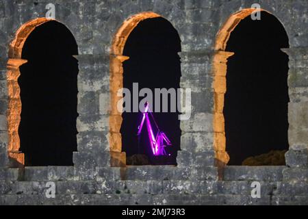 Bürger bei einem Besuch der Arena Pula am 18. Abend des Museums in Pula, Kroatien am 27. Januar 2023. Der Museumsabend findet jedes Jahr in Kroatien statt, und viele Museen bieten den Bürgern freien Eintritt. Foto: Srecko Niketic/PIXSELL Stockfoto