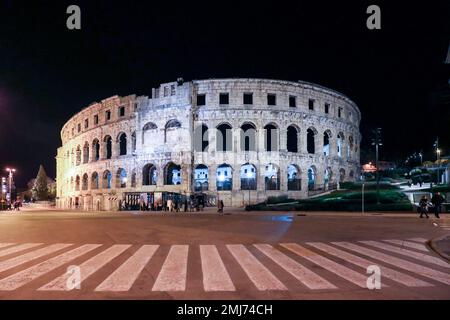 Bürger bei einem Besuch der Arena Pula am 18. Abend des Museums in Pula, Kroatien am 27. Januar 2023. Der Museumsabend findet jedes Jahr in Kroatien statt, und viele Museen bieten den Bürgern freien Eintritt. Foto: Srecko Niketic/PIXSELL Stockfoto