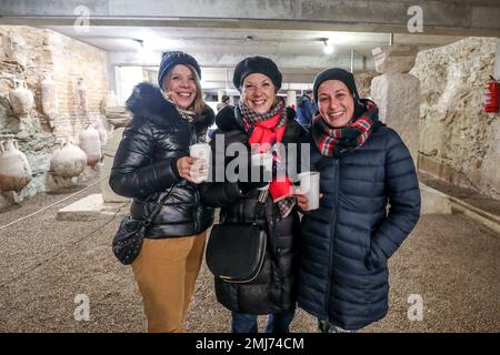 Bürger bei einem Besuch der Arena Pula am 18. Abend des Museums in Pula, Kroatien am 27. Januar 2023. Der Museumsabend findet jedes Jahr in Kroatien statt, und viele Museen bieten den Bürgern freien Eintritt. Foto: Srecko Niketic/PIXSELL Stockfoto