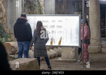 Bürger bei einem Besuch der Arena Pula am 18. Abend des Museums in Pula, Kroatien am 27. Januar 2023. Der Museumsabend findet jedes Jahr in Kroatien statt, und viele Museen bieten den Bürgern freien Eintritt. Foto: Srecko Niketic/PIXSELL Stockfoto