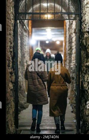 Bürger bei einem Besuch der Arena Pula am 18. Abend des Museums in Pula, Kroatien am 27. Januar 2023. Der Museumsabend findet jedes Jahr in Kroatien statt, und viele Museen bieten den Bürgern freien Eintritt. Foto: Srecko Niketic/PIXSELL Stockfoto