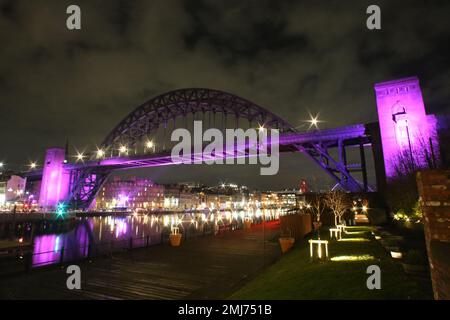 Newcastle, Großbritannien. 27. Januar 2023 Holocaust-Gedenktag 2023, das Thema des Holocaust-Gedenktags 2023 ist: „Normale Menschen“ die Tyne-Brücke, die Millennium-Brücke, die anlässlich des Holocaust-Gedenktags beleuchtet wurde, der Fluss Tyne in Lila. Newcastle Civic Centre zum Gedenken an die Opfer des Holocaust und anderer Völkermorde, zu Ehren der Überlebenden und um sich heute gegen Vorurteile, Diskriminierung und Hass zu wehren, Newcastle upon Tyne, Vereinigtes Königreich, 27. Januar 2023, Kredit: DEW/Alamy Live News Stockfoto