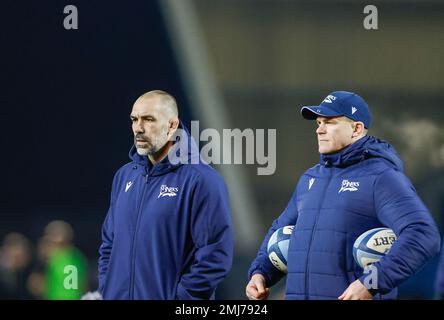 27. Januar 2023; AJ Bell Stadium, Salford, Lancashire, England; Englische Premiership Rugby, Sale Sharks versus Bath; Sale Sharks Director of Rugby Alex Sanderson (L) sieht sich das Aufwärmtraining vor der Begegnung mit Bath an Stockfoto