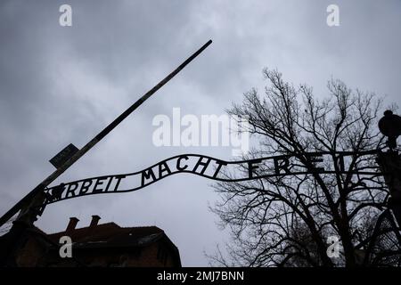 Oswiecim, Polen. 27. Januar 2023. Das Eingangstor mit der Inschrift „Arbeit Macht frei“ im ehemaligen nationalsozialistischen Konzentrationslager Auschwitz I am Gedenkstätte Auschwitz zum 78. Jahrestag von Auschwitz - Birkenau-Befreiung und Holocaust-Gedenktag. Oswiecim, Polen, am 27. Januar 2023. (Kreditbild: © Beata Zawrzel/ZUMA Press Wire) NUR REDAKTIONELLE VERWENDUNG! Nicht für den kommerziellen GEBRAUCH! Kredit: ZUMA Press, Inc./Alamy Live News Stockfoto