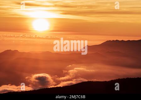 Landschaft der Gipfel der Sierra de Tejeda, Almijara und Alhama zwischen Schatten und Wolken bei Sonnenuntergang von der Sierra Nevada aus gesehen. Stockfoto