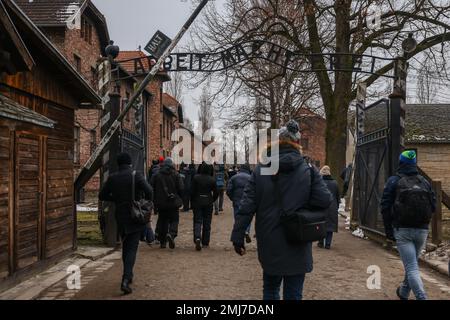 Oswiecim, Polen. 27. Januar 2023. Das Eingangstor mit der Inschrift „Arbeit Macht frei“ im ehemaligen nationalsozialistischen Konzentrationslager Auschwitz I am Gedenkstätte Auschwitz zum 78. Jahrestag von Auschwitz - Birkenau-Befreiung und Holocaust-Gedenktag. Oswiecim, Polen, am 27. Januar 2023. (Kreditbild: © Beata Zawrzel/ZUMA Press Wire) NUR REDAKTIONELLE VERWENDUNG! Nicht für den kommerziellen GEBRAUCH! Kredit: ZUMA Press, Inc./Alamy Live News Stockfoto