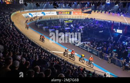 Berlin, Deutschland. 27. Januar 2023. Radfahren: Berlin 6-Tage-Rennen, Velodrom. Blick in den Flur. Kredit: Andreas Gora/dpa/Alamy Live News Stockfoto